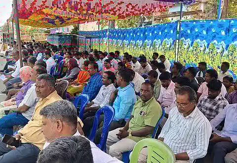 வருவாய்த் துறை ஊழியர் போராட்டத்தால் மக்கள் பாதிப்பு!