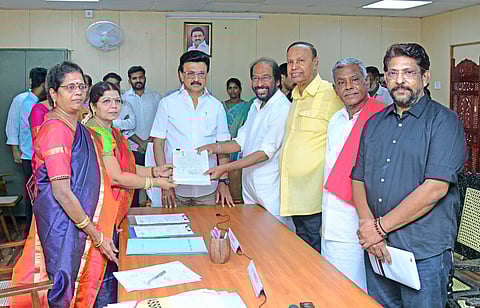 முதல்வர் ஸ்டாலின் முன்னிலையில் திருச்சி சிவா வேட்புமனு தாக்கல்