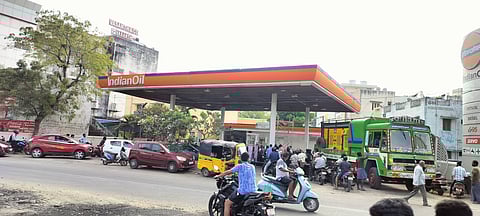 சென்னை ராமாபுரத்தில் உள்ள இந்தியன் ஆயில் பெட்ரோல் பங்கில் வரிசை கட்டி நிற்கும் வாகனங்கள்
