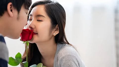 ‘லவ் பண்ணுங்க…’ மாணவர்களுக்கு பல்கலைக்கழகம் அறிவுரை!