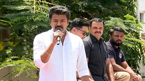 திருச்சி கூட்டத்தில் விஜய் செய்த புது செய்கை!