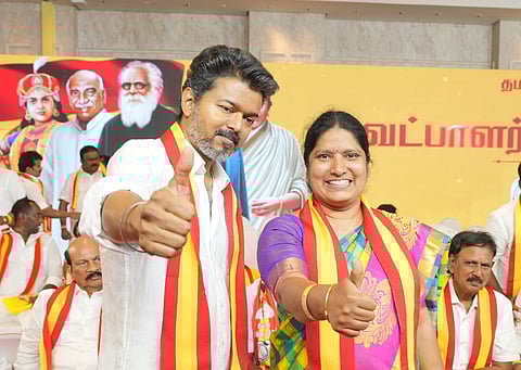 வேட்பாளர் நாகஜோதி விஜய் உடன்