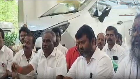 செந்தில் பாலாஜி தொகுதியில் பணம்- அ.தி.மு.க. வேட்பாளர் தர்ணா!