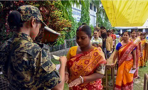 மேற்குவங்கத்தில் 62%-ஐத் தாண்டியது வாக்குப்பதிவு!