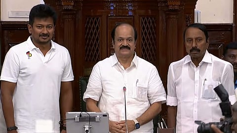 சபாநாயகர் ஜேசிடி பிரபாகரை இருக்கையில் அமரவைத்த செங்கோட்டையன், உதயநிதி