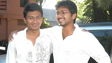உதயநிதியும் முதல்வர் விஜய்யும் ஒரே காலேஜ்லதான் படிச்சாங்க… ஆனா ?