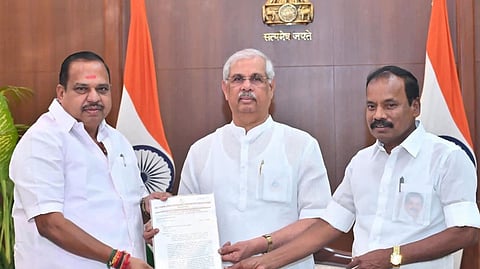 ஆளுநரிடம் அ.தி.மு.க. புகார் மனு