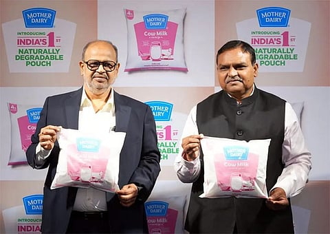 மதர் டெய்ரி நிறுவன அதிகாரிகள் மக்கும் பால் பாக்கெட்டுகளை அறிமுகப்படுத்தியபோது.