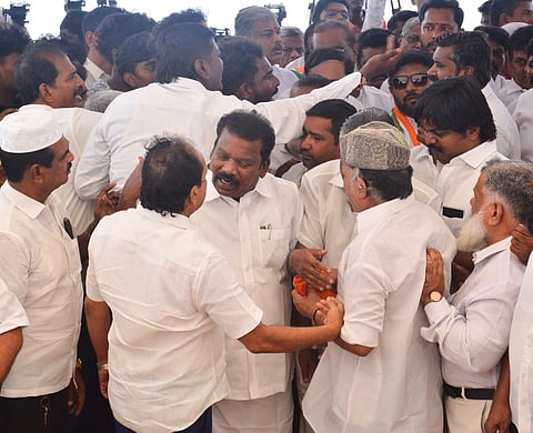 காயில் மில்லத் நினைவிடத்தில் காங்கிரஸ்- தி.மு.க.வினர் மோதல்!