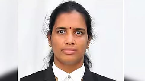 ஞானசௌந்தரி, வழக்குரைஞர்
