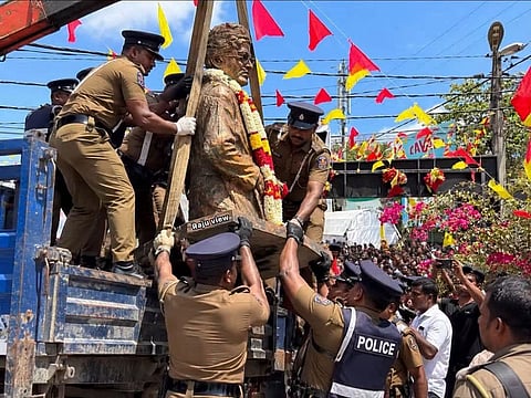 திலீபன் சிலையை அகற்றும் இலங்கை காவல்துறையினர்