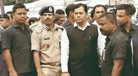 নিশা গুৱাহাটীত সুৰামত্ত যুৱক-যুৱতীৰ উদ্ভণ্ডালিঃ মুখ্যমন্ত্ৰীৰ কনভয়ত খুন্দিওৱাৰ উপক্ৰম বাহনৰ