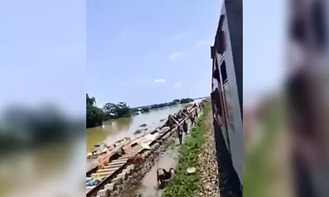 পৰোপকাৰিতাঃ অসমৰ বানাক্ৰান্তক সহায় কৰি বহুতৰে হৃদয় জিনিলে মিজো যুৱক-যুৱতীয়ে