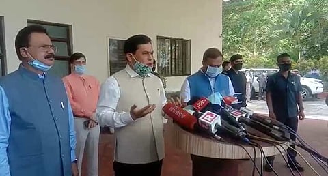 ক'ৰ'নাৰ ভয়াৱহতাৰ মাজতে মুখ্যমন্ত্ৰীক প্ৰতিবেদন দাখিল আৰ্থিক পৰামৰ্শদাতা সমিতিৰ
