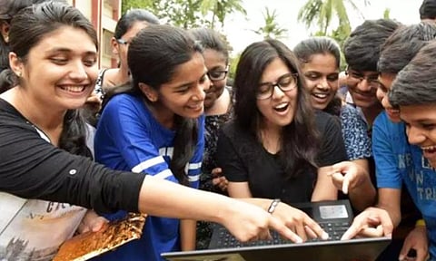 উচ্চতৰ মাধ্যমিক বাণিজ্য শাখাঃ শীৰ্ষত ছল্টব্ৰুকৰ কৃষ্ণা