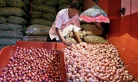 কামৰূপ(ম)ত খুচুৰা বজাৰত ৩০টকাত বিক্ৰী কৰিব লাগিব আলু-পিঁয়াজ