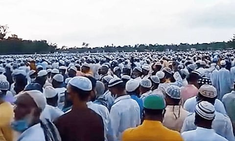 মৌলানা খাইৰুলৰ জানাজাত ১০ সহস্ৰাধিকৰ ভিৰঃ নগাঁৱৰ তিনিখন গাঁৱত সম্পূৰ্ণ তলাবন্ধ