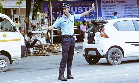 ক'ৰ'না মহামাৰীঃ গাড়ী নহয়, খোজেৰে বজাৰ কৰাৰ আহ্বান আৰক্ষীৰ