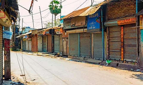 ক'ৰ'নাঃ শিৱসাগৰৰ আমগুৰিত ৰাইজে ঘোষণা কৰিলে তলাবন্ধ