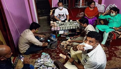 গুৱাহাটীৰ এটা এপাৰ্টমেণ্টত ৭৪.৫লাখ জব্দ, তিনিজন গ্ৰেপ্তাৰ