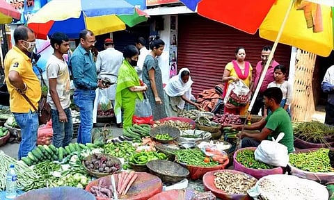 তলাবন্ধ উলংঘাঃ গুৱাহাটীৰ গড়চুকৰ বজাৰত বহু লোকৰ ভিৰ