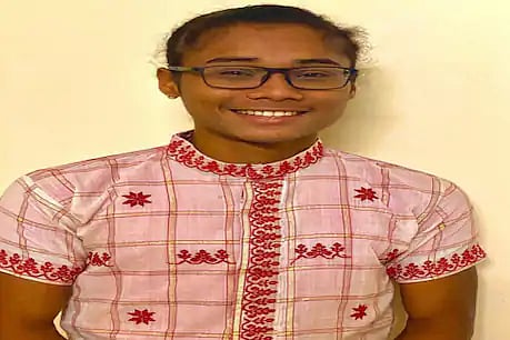 গামোচাৰ টি-চাৰ্ট পিন্ধি অসমৰ হস্ততাঁত-বস্ত্ৰশিল্পৰ প্ৰচাৰ হিমা দাসৰ