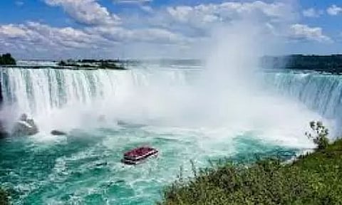 স্বাধীনতা দিৱসঃ পৃথিৱী বিখ্যাত নায়েগ্ৰা জলপ্ৰপাতত উত্তোলন হ'ব ত্ৰিৰংগা