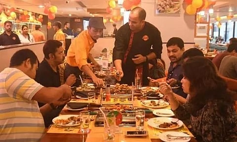 ক'ৰ'না অন্ত পৰাৰ পাছতো খোল নাখাব দেশৰ ৩০ শতাংশ ৰেষ্টোৰাঁ !