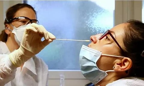 ক'ৰ'নাঃ গাৰ্গল কৰা পানীও লোৱা হ'ব পাৰে নমুনা পৰীক্ষাৰ বাবে