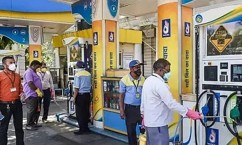 সোমবাৰৰ পৰা বৃহত্তৰ গুৱাহাটীত পেট্ৰ'ল ডিপ' বন্ধ থকাৰ সম্ভাৱনা