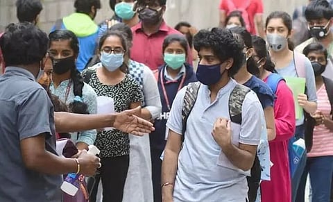 মাথোঁ ১০মিনিট পলমঃ সাতশ কিঃমিঃ যাত্ৰা কৰিও নীট দিব নোৱাৰিলে এজন ছাত্ৰই