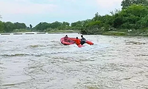 নিখাৰী নৈত উদ্ধাৰ চি আই এছ এফ জোৱানৰ মৃতদেহ