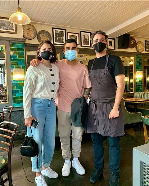 ইংলণ্ডৰ বিৰুদ্ধে জয়ৰ পাছতে পৰিয়ালক লৈ ৰেস্তোঁৰাত কোহলীৰ এসাঁজ