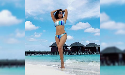 বিকিনিত ছানী লিয়নীৰ চিজলিং লুক-লিখিছে 'স্বৰ্গৰ আন এটা দিন' ।