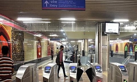 দিল্লী মেট্ৰ' ষ্টেচনতে নামাজ পঢ়িলে এজনেঃ ইণ্টাৰনেটত ভিডিঅ' ভাইৰেল