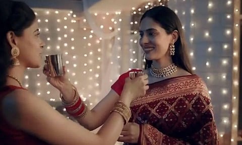 সমকামী দম্পতীৰ সৈতে ভাইৰেল কৰৱা চৌথ বিজ্ঞাপন আঁতৰালে ডাবৰে