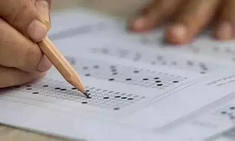 প্ৰশ্ন কাকত ফাদিল কৰাৰ অভিযোগত টে'ট নিৰীক্ষকক গ্ৰেপ্তাৰ