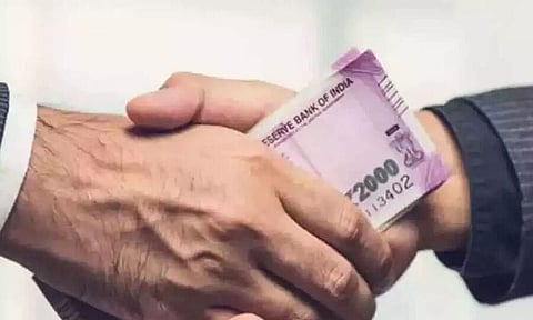 উৎকোচ লওঁতে হাতে-লোটে গ্ৰেপ্তাৰ মৰিগাঁৱৰ উপায়ুক্ত কাৰ্যালয়ৰ কৰ্মচাৰী