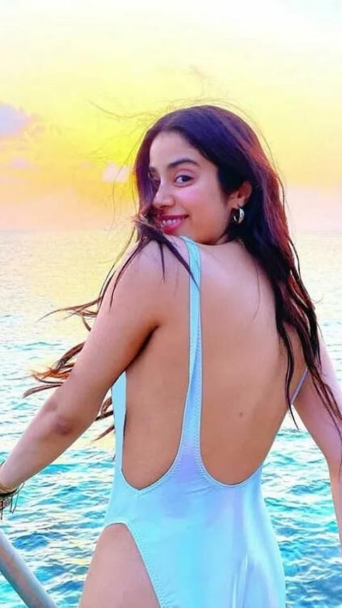 অভিনেত্ৰী জান্হৱী কাপুৰৰ বন্ধৰ দিন উদযাপনৰ আকৰ্ষণীয় ফটো