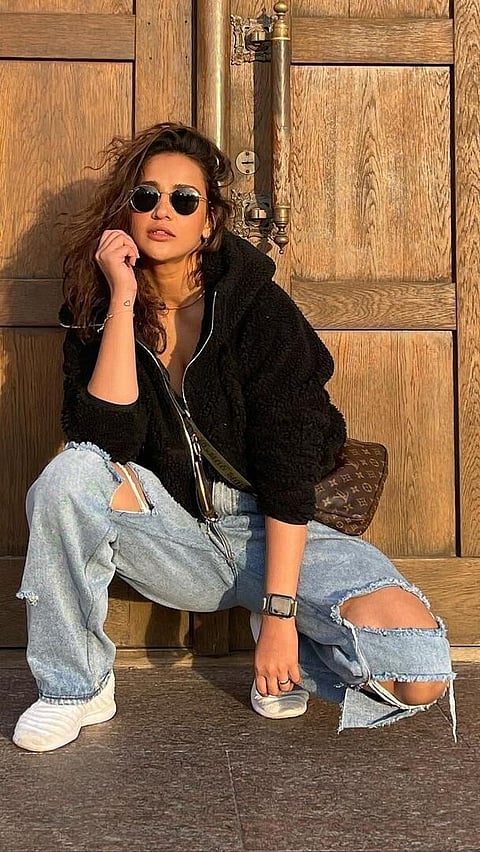 বন্ধৰ দিন উপভোগৰ সময়ৰ অভিনেত্ৰী আইশা শৰ্মাৰ আকৰ্ষণীয় ফটো