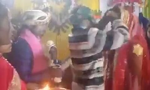 প্ৰাক্তন প্ৰেমিকে বিয়াৰ 'বৰমালা'ৰ সময়ত কইনাৰ শিৰত বলপূৰ্বকভাৱে প্ৰয়োগ কৰে সেন্দুৰ