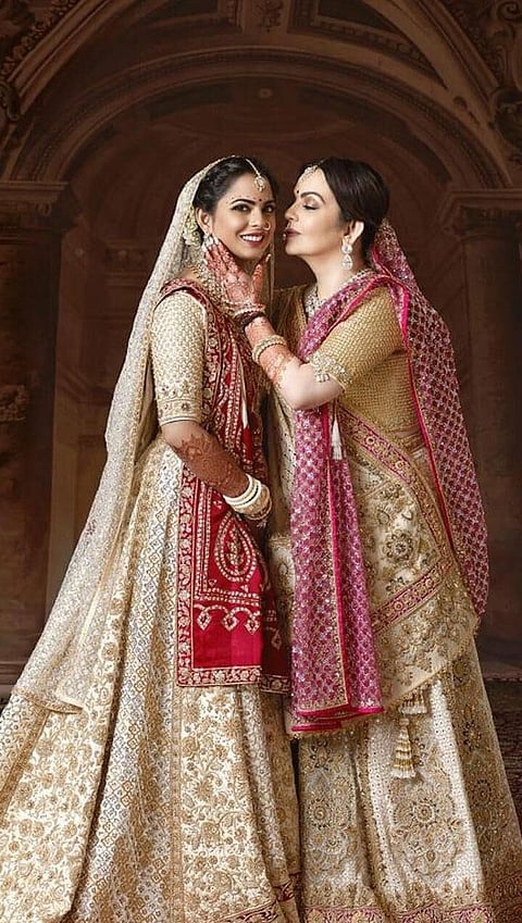 নিতা আৰু ঈশা অম্বানিৰ সুন্দৰ কাণফুলী সমূহ, যাক নোচোৱাকৈ থকাটো সম্ভৱপৰ নহয়