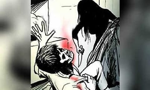 বলপূৰ্বকভাৱে যৌন সম্ভোগ কৰিবলৈ চেষ্টা কৰাৰ বাবেই মহিলাই কাটিলে স্বামীৰ যৌনাংগ