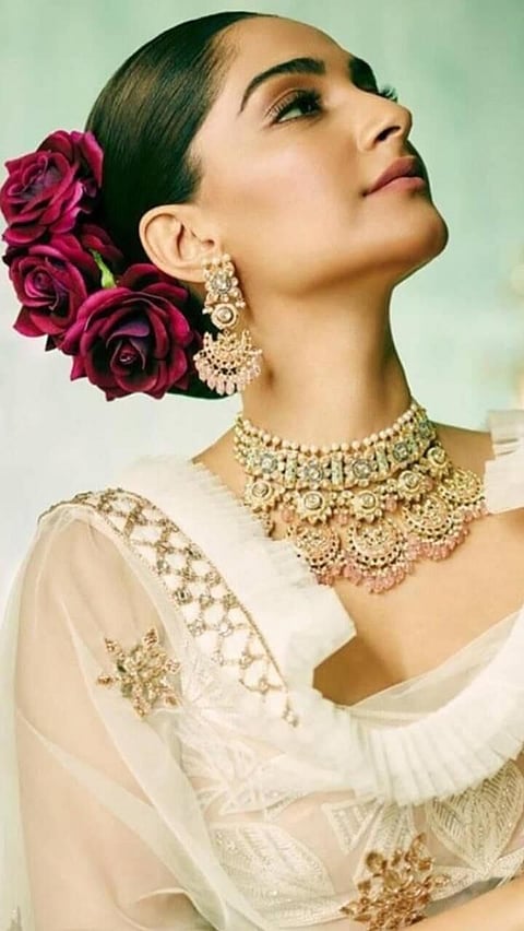 বলীউডৰ ডিভাসকলৰ  আটাইতকৈ সুন্দৰ ফুলৰ খোপা