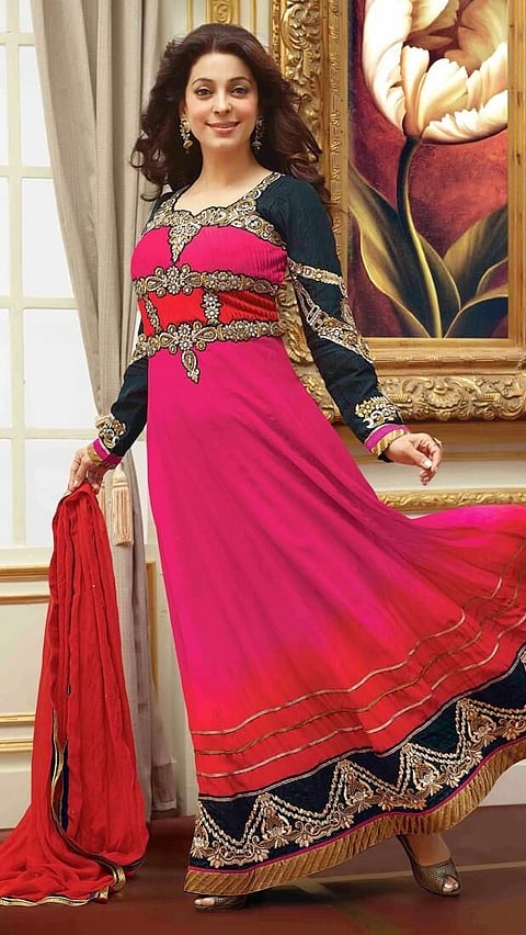 জুহি চাওলাৰ দৰে হ’বলৈ যদি বিচাৰেঃ ৫০ উৰ্ধৰ মহিলাৰ বাবে সাজ-পাৰ