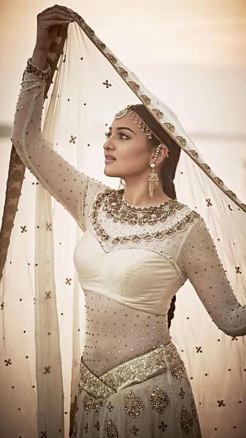 বলীউডৰ চলচ্চিত্ৰত পিন্ধা শীৰ্ষ ১০ যোৰ ব্যয়বহুল পোছাক