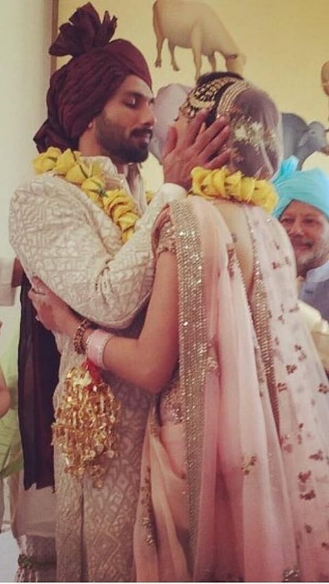 ইনষ্টাগ্ৰাম যোগে লিপ-লকৰ ফটো শ্বেয়াৰ কৰি জনপ্ৰসিদ্ধ তাৰকা সকল