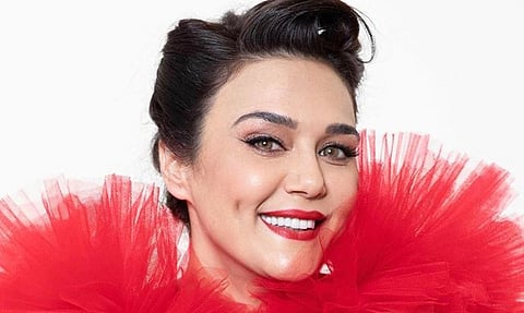 মালাইকা আৰোৰাৰ পৰা মাধুৰী দীক্ষিতলৈ, বলীউড অভিনেত্ৰী যি সকলক তেওঁলোকৰ বয়সতকৈ সৰু  দেখা যায়