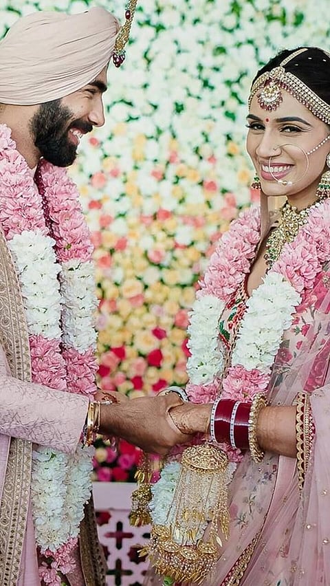 নিজতকৈ ডাঙৰ মহিলাক বিয়া কৰোৱা শীৰ্ষ ৮ গৰাকী ভাৰতীয় ক্ৰিকেটাৰ