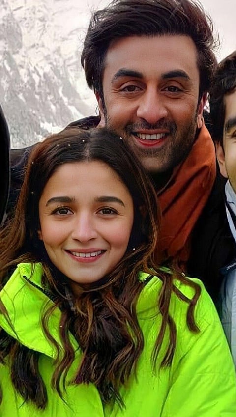 আলিয়া ভাট-ৰণবীৰ কাপুৰৰ প্ৰেমকাহিনী: শৈশৱৰ ক্ৰাছৰ পৰা বৰ্তমানৰ ৰোমাঞ্চলৈ